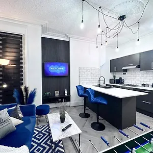  Apartment Swanky Seaside Sanctuary W Foozeball - United Kingdom